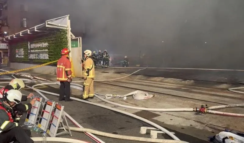 台北市大安區樂業街附近都更工地發生大火，因工地未設防火措施，建管處依建築法開罰並要求勒令停工。（圖/翻攝畫面）