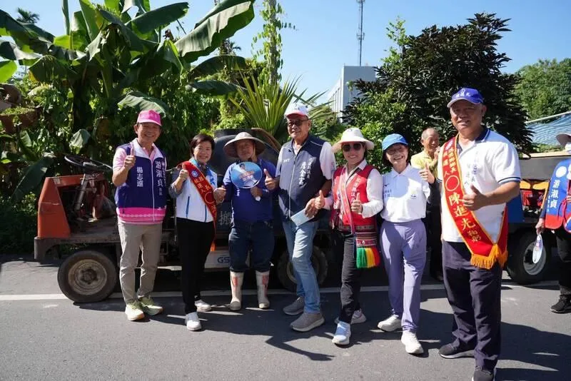 國民黨花蓮縣長參選人游淑貞（左2）連2天走訪瑞穗。（圖／中央社）