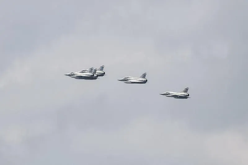 5架幻象2000戰機進行空中分列式，飛越總統府前上空。（圖／中央社）