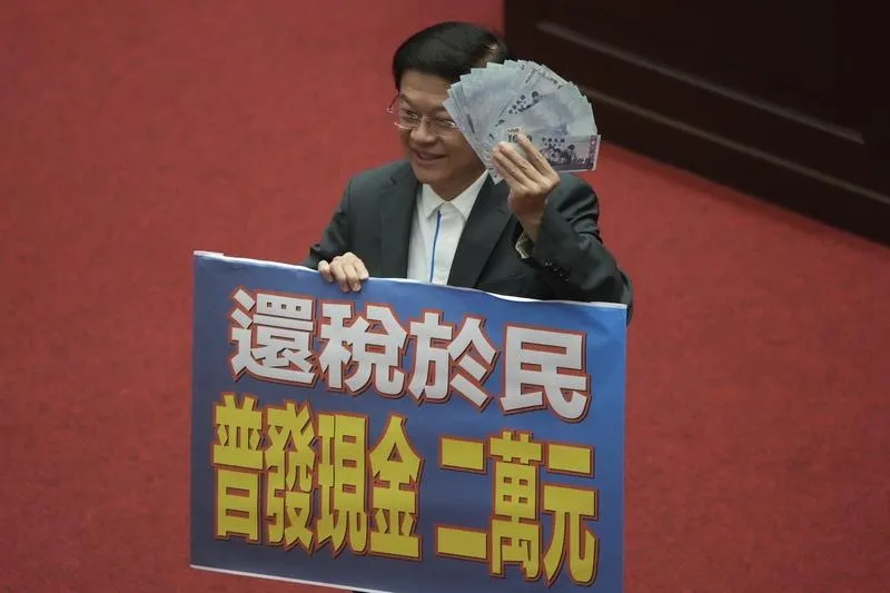 國民黨支持普發現金兩萬元。（圖／中天新聞）