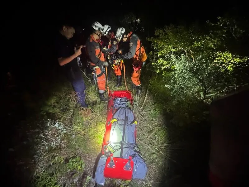 蘇花公路台9丁線9.8公里處下邊坡16日發現一具男性腐屍，宜蘭縣消防局獲報到場將遺體先搬運至路面，死者確切身分尚待釐清。（圖／宜蘭縣消防局提供）