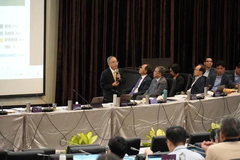 台灣大學17日召開校務會議，校長陳文章（左）會前受訪，談及科學班連署盼逕升大學議題，他認為招生制度要顧及公平，建議回歸現行「特殊選才」管道。（圖／中央社）