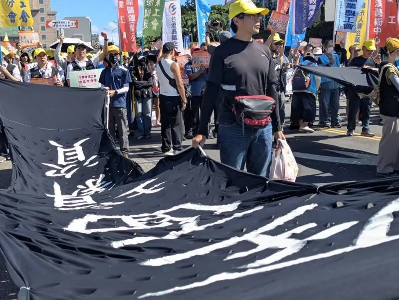 台灣工人鬥陣等勞工團體19日在總統府前凱達格蘭大道抗議指出，政府現在喊話「AI紅利共享」，勞動制度、勞動條件不足的部分，就應該在台灣經濟狀況好的時候制定。（圖／中央社）