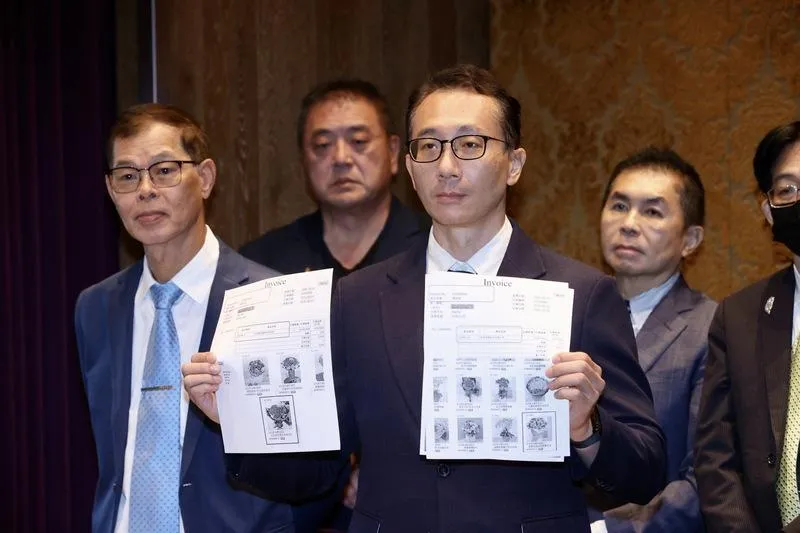 僑委陳啟耕表示自掏腰包買花送徐佳青。(圖/中央社)
