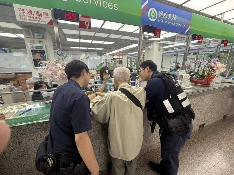 台南市8旬劉姓老翁透過LINE和未曾謀面年輕女子以結婚為前提交往，27日欲匯款新台幣28萬元，所幸被警方及時攔阻。（圖／台南市警局提供）