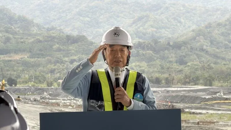 親民黨主席宋楚瑜現身花蓮陪同行政院長卓榮泰視察。(圖/中央社)