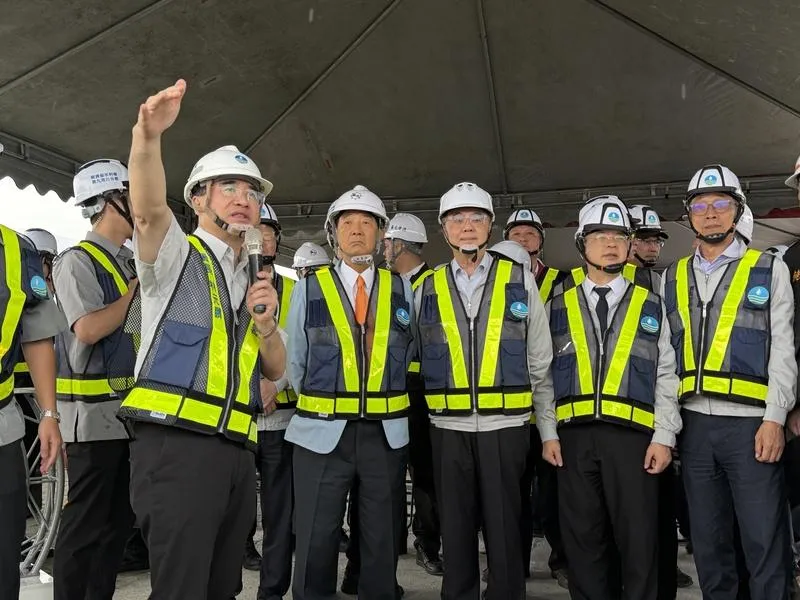 親民黨主席宋楚瑜現身花蓮陪同行政院長卓榮泰視察。(圖/中央社)