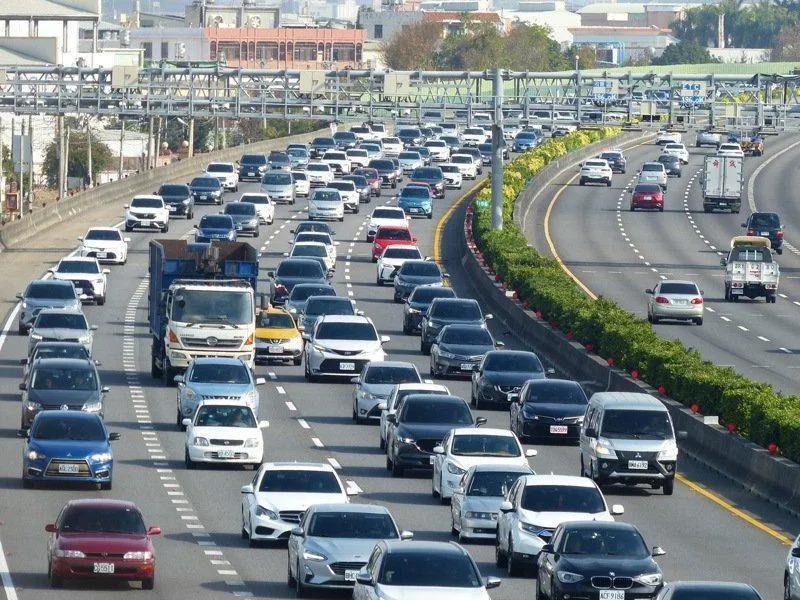 交通部公路局預估11日國慶連假收假日有6大地雷路段容易壅塞。(示意圖/中天新聞)