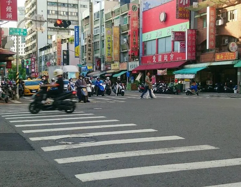 一名駕駛因在左轉專用車道等待紅燈時未全程開啟方向燈,遭人檢舉開罰3600元,引發網路討論。(圖/資料照)