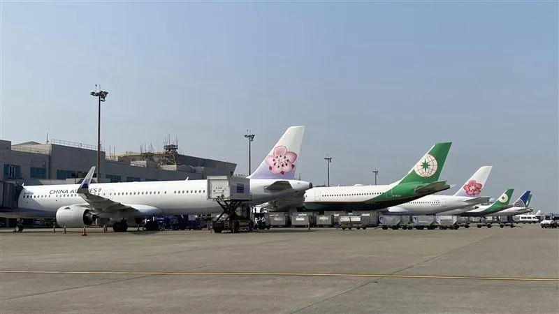 中華航空、長榮航空及星宇航空宣布,自2026年1月8日起,將調降台灣出發的燃油附加費。(資料圖/翻攝畫面)