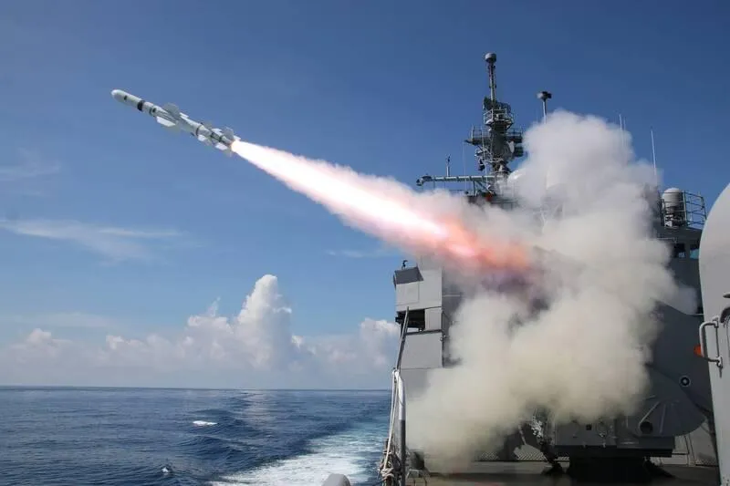 海軍濟陽級巡防艦發射RGM-84艦射魚叉飛彈。(圖/截自海軍臉書)