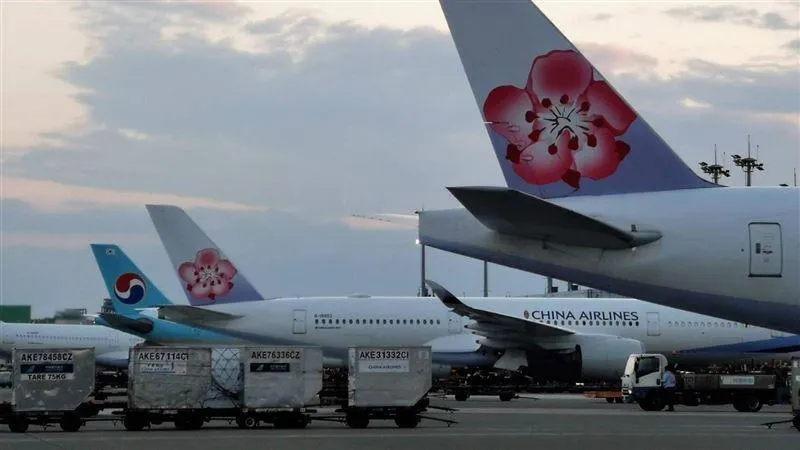 華航CI058班機14日發生機門遭空橋碰撞事件，原定從墨爾本飛往桃園的航班受影響。（示意圖／非當事班機／中華航空提供）
