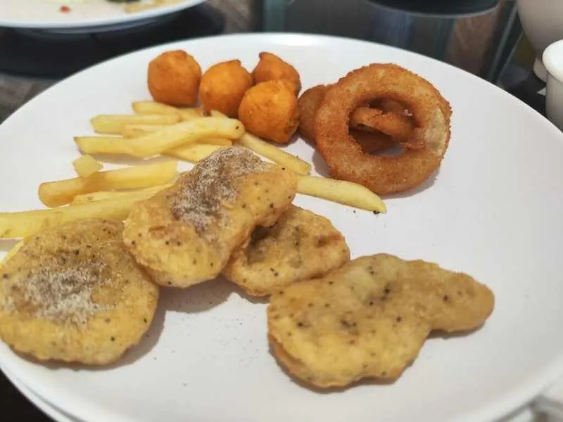 營養師林雨薇特別提醒，以鹹酥雞為例，不僅油脂和鈉含量高，過多的熱量會轉變成脂肪堆積在身體各處，增加肝臟負擔。（圖／Photo AC）