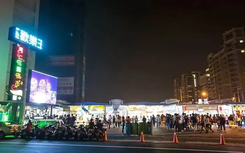 八德興仁花園夜市面積接近3個足球場大小,分成A、B區域,暢快享受美食不怕影響購物。(圖/翻攝自桃園觀光導覽網)