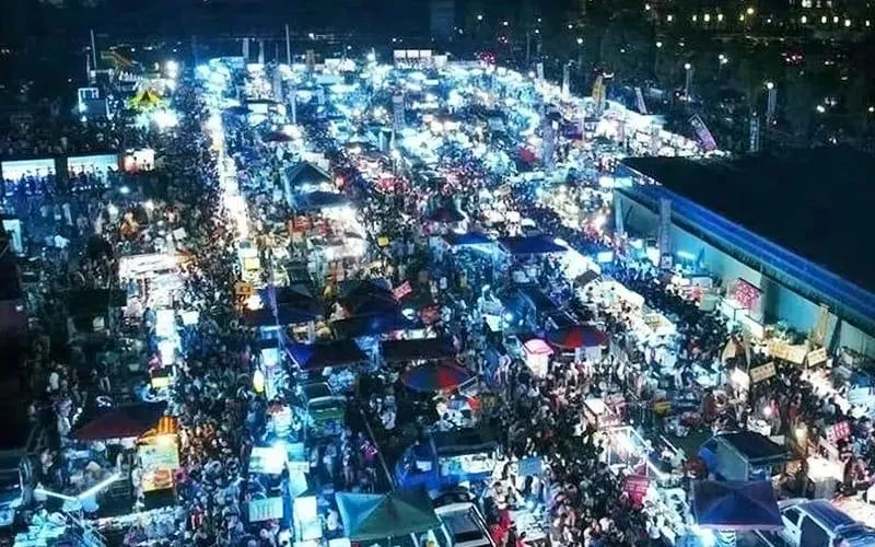 龍潭觀光夜市有約500個攤商設攤,每逢週末營業時間就會湧入大批人潮。(圖/翻攝自桃園觀光導覽網)