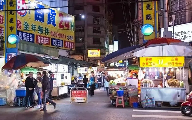 老字號的桃園觀光夜市基本天天營業,是許多桃園人的美味記憶。(圖/翻攝自桃園觀光導覽網)