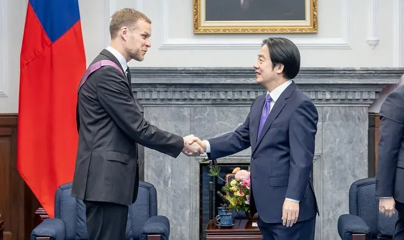 賴清德總統頒授立陶宛前外交部長藍柏吉斯（Gabrielius Landsbergis）「特種大綬景星勳章」。(圖/總統府)
