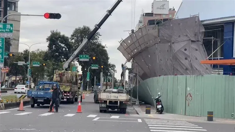 嘉義市友忠路上的鷹架倒塌。(圖/翻攝畫面)