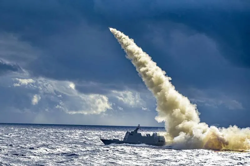光六生產型飛彈快艇發射雄二飛彈。(圖/海軍司令部)