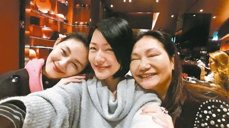 痛失愛女大S，S媽「第一時間」反應曝光。（圖／翻攝自小S臉書）