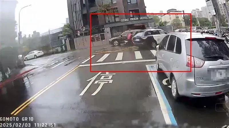 機車與警車會車瞬間。(圖/翻攝畫面)