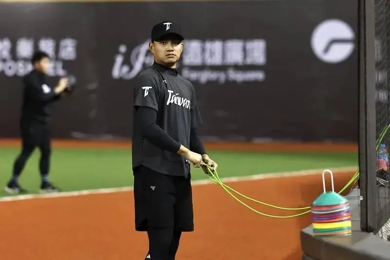 徐若熙在場邊拉筋熱身。（圖／中央社）
