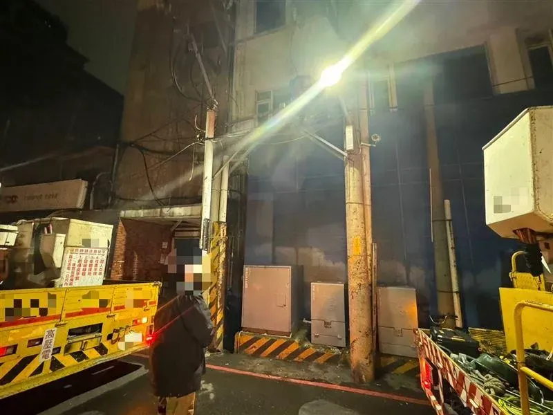 新北市三重區文化南路今天(21日)凌晨進行電線桿施工時,傳出意外。(圖/翻攝畫面)