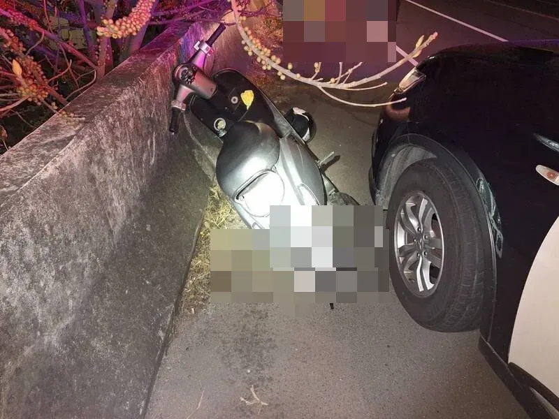 今（22）日凌晨0點多，苗栗縣後龍鎮1名林姓男高中生，無照騎機車並利用膠帶遮蔽車牌搭載友人被發現後，竟加速、闖紅燈逃避臨檢，被狂開46張罰單。（圖/警方提供）
