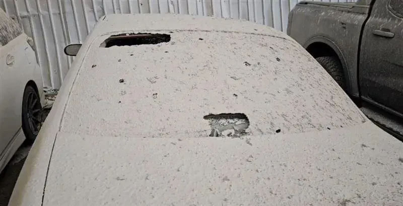 桃園地區某建築工地發生「水泥爆漿」事件，附近停車場多部汽車遭殃。（圖／翻攝畫面）