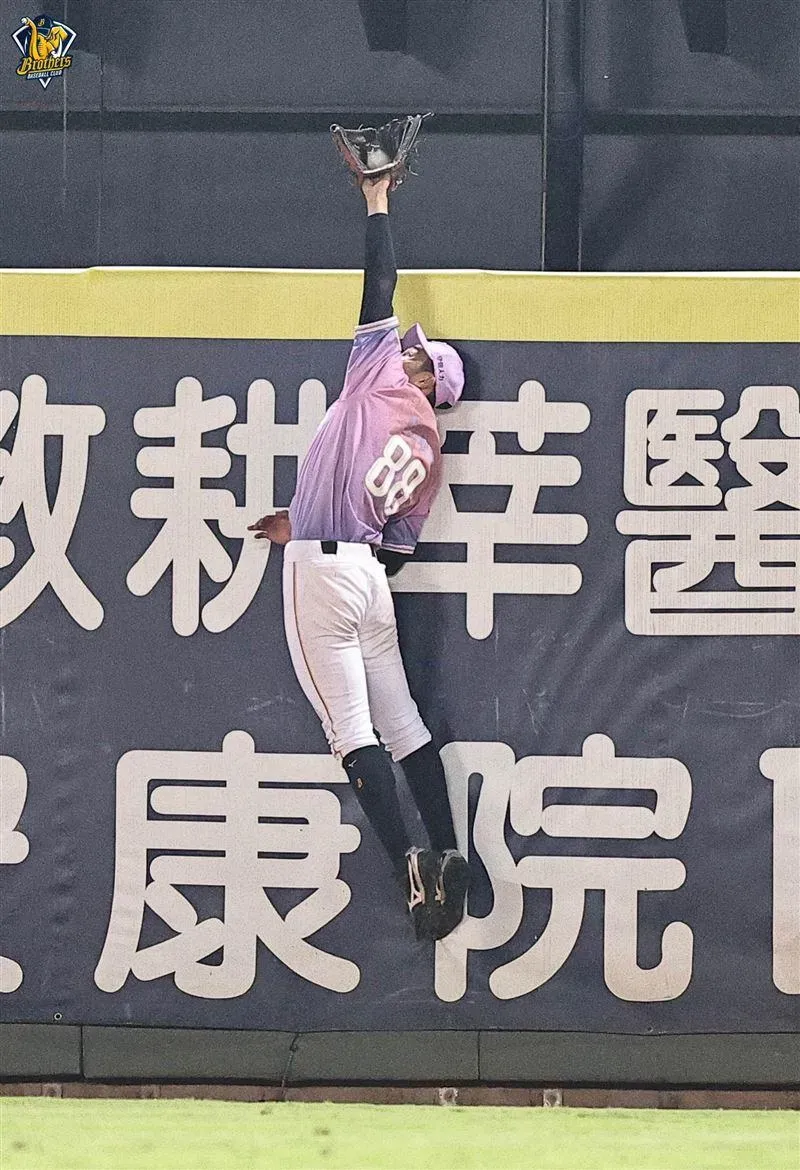 宋晟睿在全壘打牆前跳起來，沒收對手的「準全壘打」。（圖／翻攝自中信兄弟臉書）