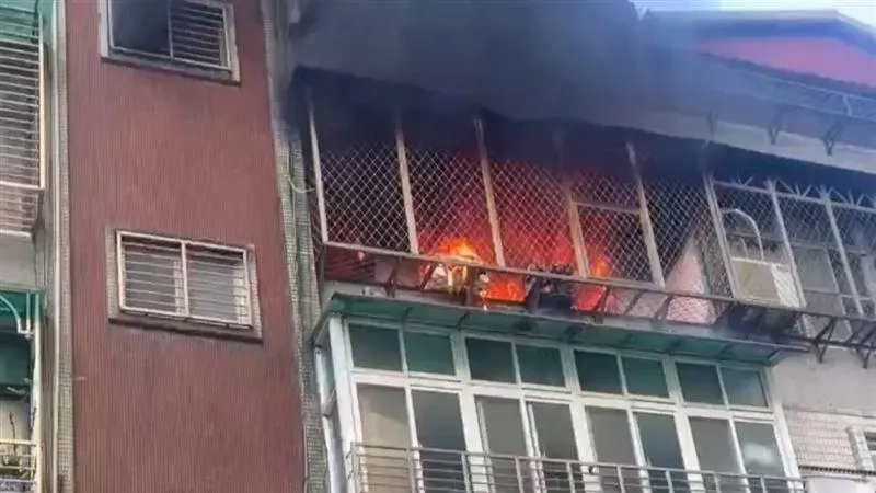 永和民宅突然竄火。（圖／翻攝畫面）