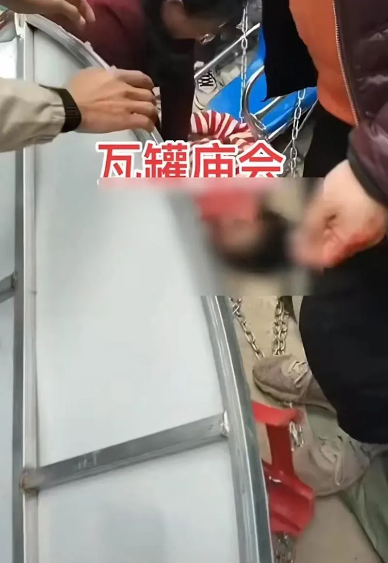 一名少女被壓在遊樂設施金屬支架下。（圖／翻攝微博）