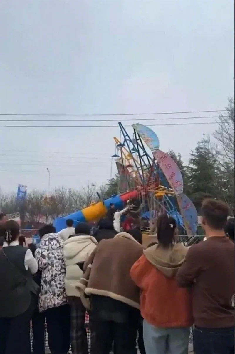 河南一遊樂場「飛椅」立柱突然斷裂致傾塌。（圖／翻攝微博）