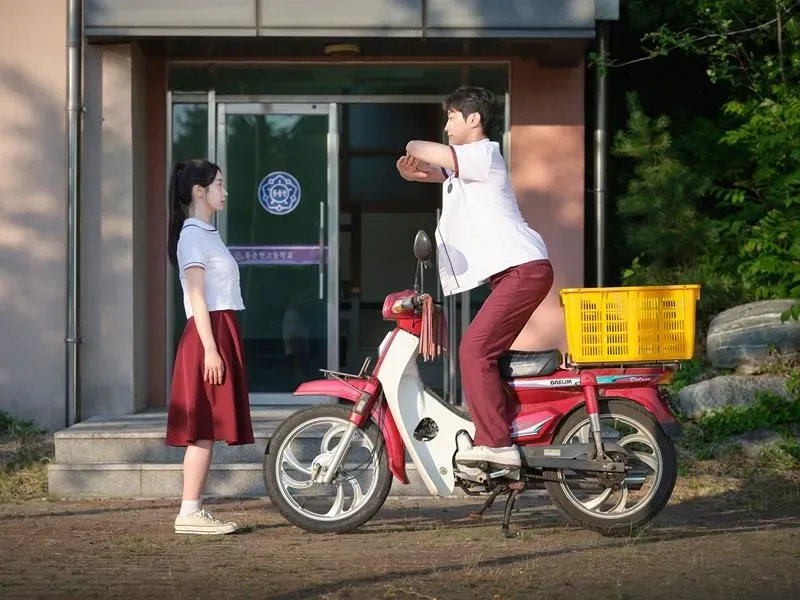 多賢（左）透露TWICE的成員們都不斷為她的演員之路加油。（圖／車庫娛樂 提供）