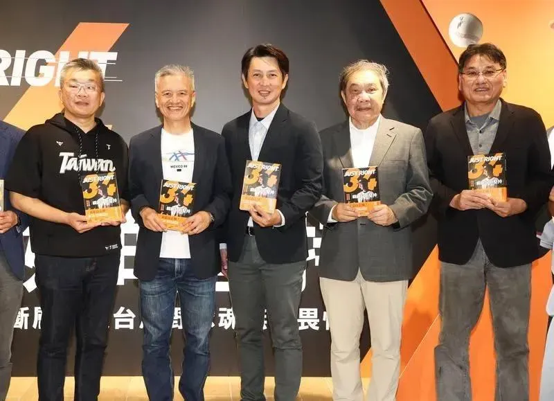 高志綱推出新書，中職會長蔡其昌（左）、統一獅前總教練謝長亨（右）等人出席支持。（圖／中央社）