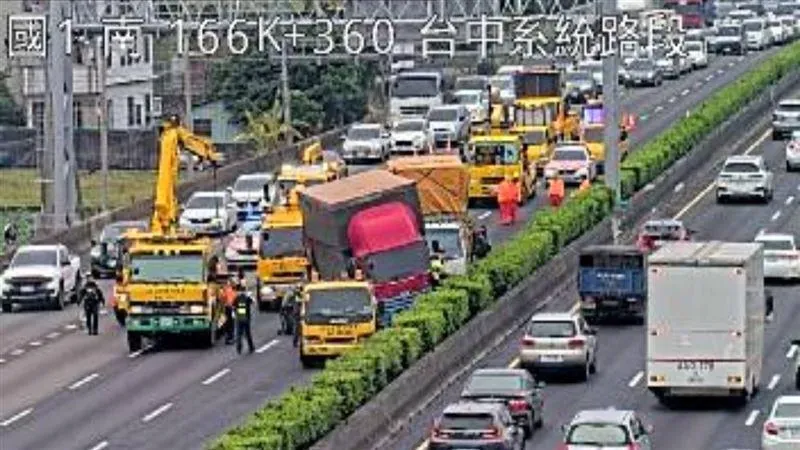 國道一號北向166.7公里處,台中路段傳出4車追撞事故。(圖/翻攝自1968APP)