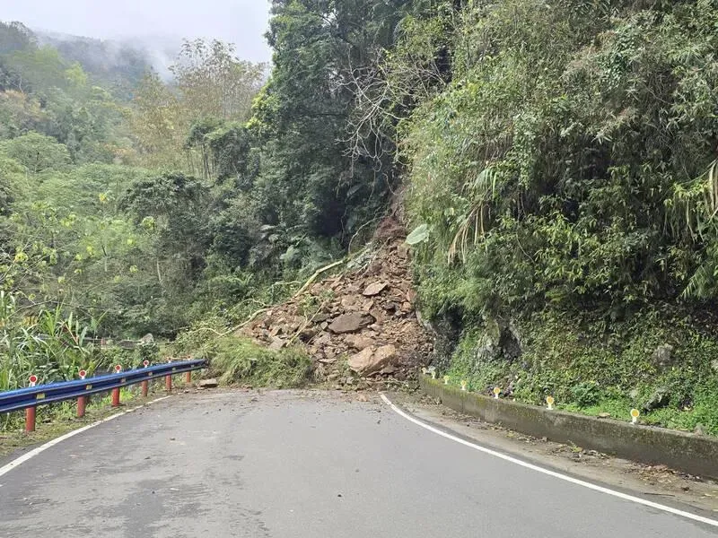 今天（7日）上午6點多泰平部落發生土石崩落，造成道路中斷無法通行。（圖／秋維書提供）