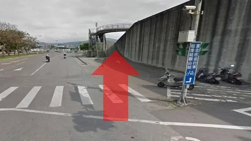 民眾需跟隨指引路線，改從越堤斜坡道通行。（圖／台北市水利處提供）
