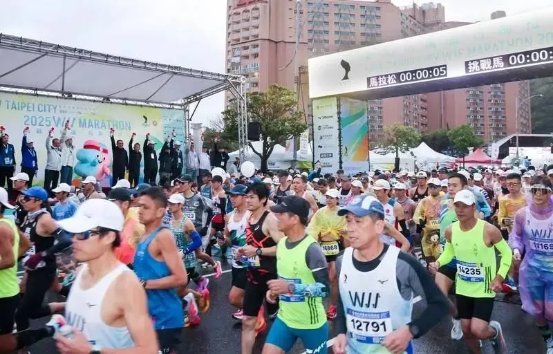 萬金石馬拉松今晨在新北市萬里翡翠灣開跑。（圖／中央社）