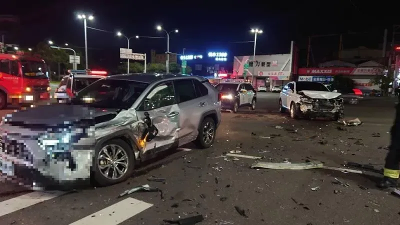 嘉義市20日深夜發生嚴重車禍，2部休旅車撞得面目全非，3人送醫。（圖／翻攝畫面）