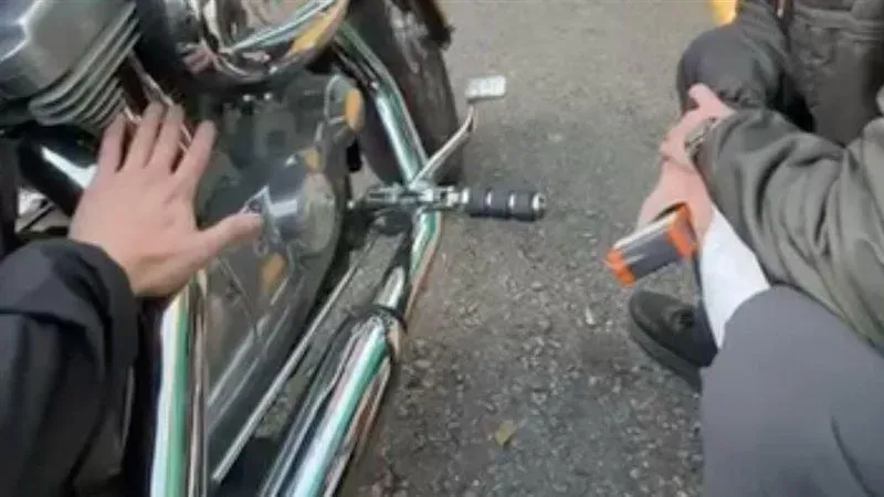 鄭姓哈雷車主驗車遭監理站人員刁難。(圖/翻攝自FB「波比是隻貓」)