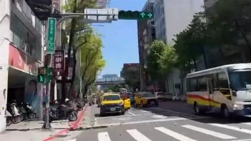 林森北路大樓磁磚剝落。（圖／翻攝畫面）