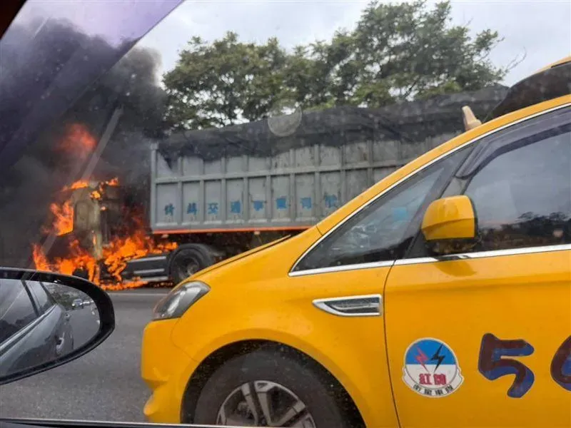 國道南下新竹段火燒車，回堵8公里。（圖／翻攝自《職業聯結車職業大貨車職業大客車拉拉隊運輸業照片影片資訊分享團》臉書）