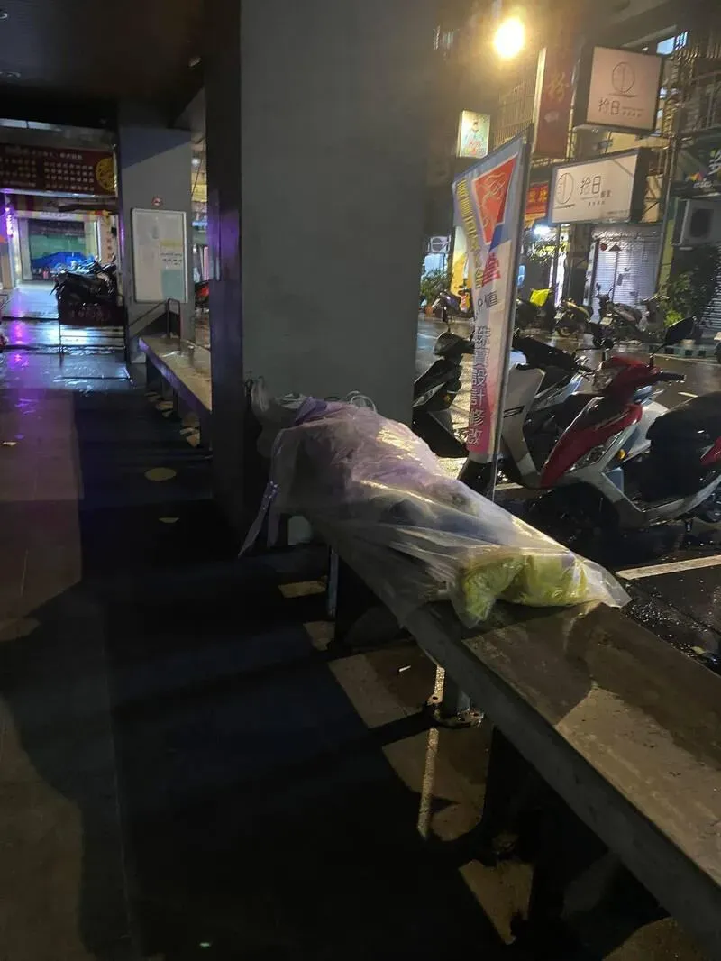 街友用塑膠袋全身包緊緊禦寒。（圖／翻攝自臉書「基隆大小事」）