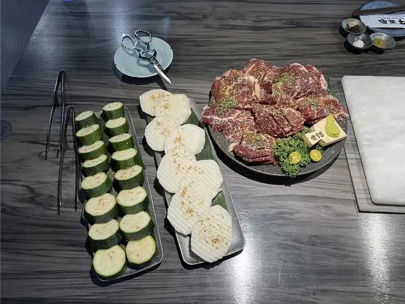 業者展現當天客人點的料理。（圖／中國時報洪榮志攝）