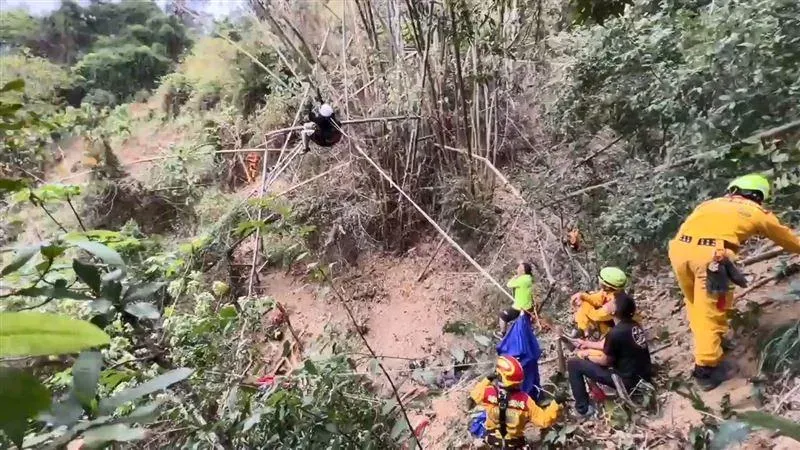 飛行傘玩家卡在50米高樹林中，特搜隊員前往搶救。（圖／翻攝畫面）