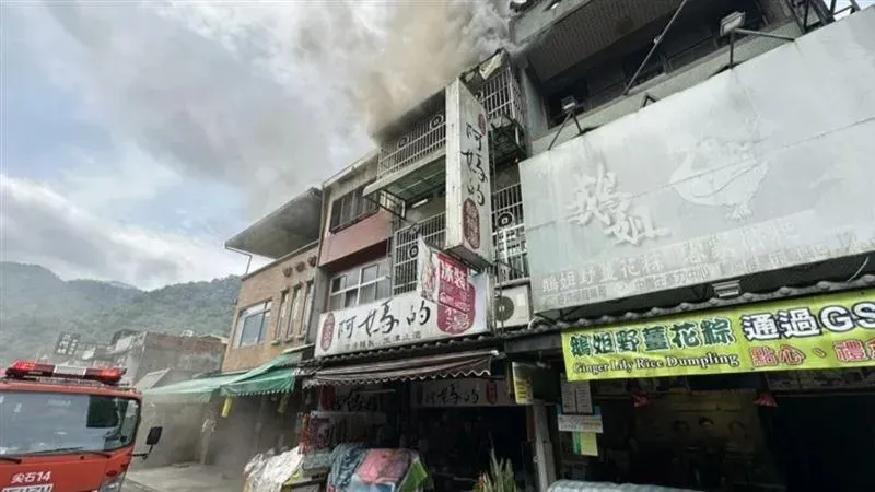 內灣老街一家販賣酸梅湯的民宅竄出濃煙。(圖/翻攝畫面)