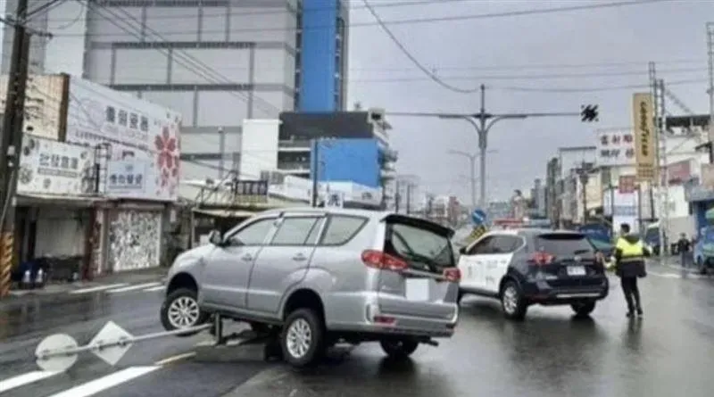彰南路上的庇護島遭3輛車撞上。（圖／翻攝畫面）