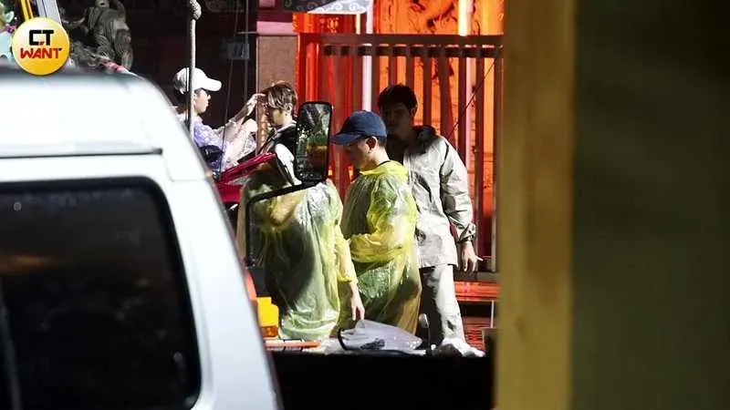 大雨之中工作人員替李厚豪補妝整理衣物準備開拍。（圖／CTWant）