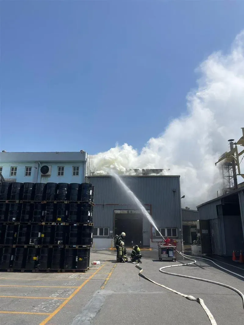 15日13時8分許,桃園市大園區大工路上一處化學工廠驚傳火警。(圖/翻攝畫面)